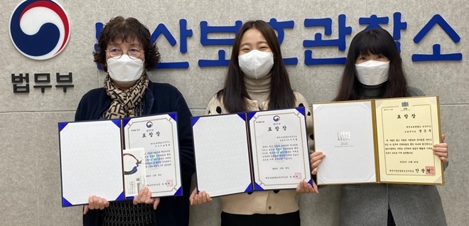 (사진왼쪽부터) 송영선 주임, 이기림 주임, 정은주 계장이 표창장을 내보이며 기념촬영.(사진제공=논산보호관찰소)