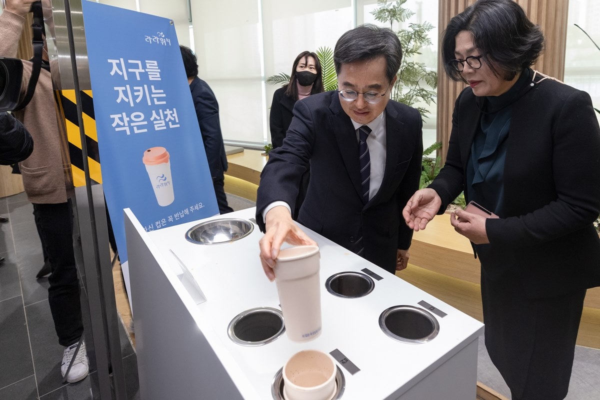 지난 15일 경기도청에서 열린 경기도 1회용 프라스틱 제로 선포식에서 김동연 지사가 사용한 컵을 다회용 컵 수거함에 반납하고 있다.