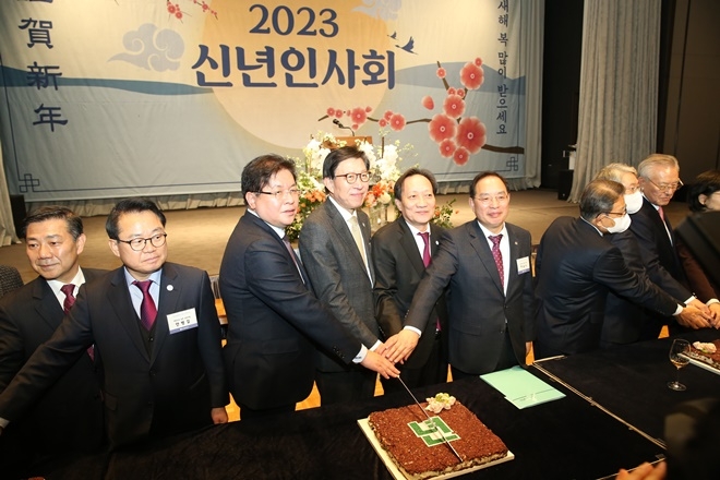 시루떡 커팅.(사진제공=부산상의)