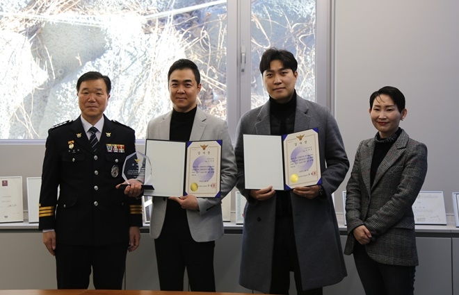 정성학 부산청 수사과장(경무관 승진)이 부산경찰청장 명의 감사패와 감사장을 컴포즈 커피 측에 전달하고 기념촬영.(사진제공=부산경찰청)