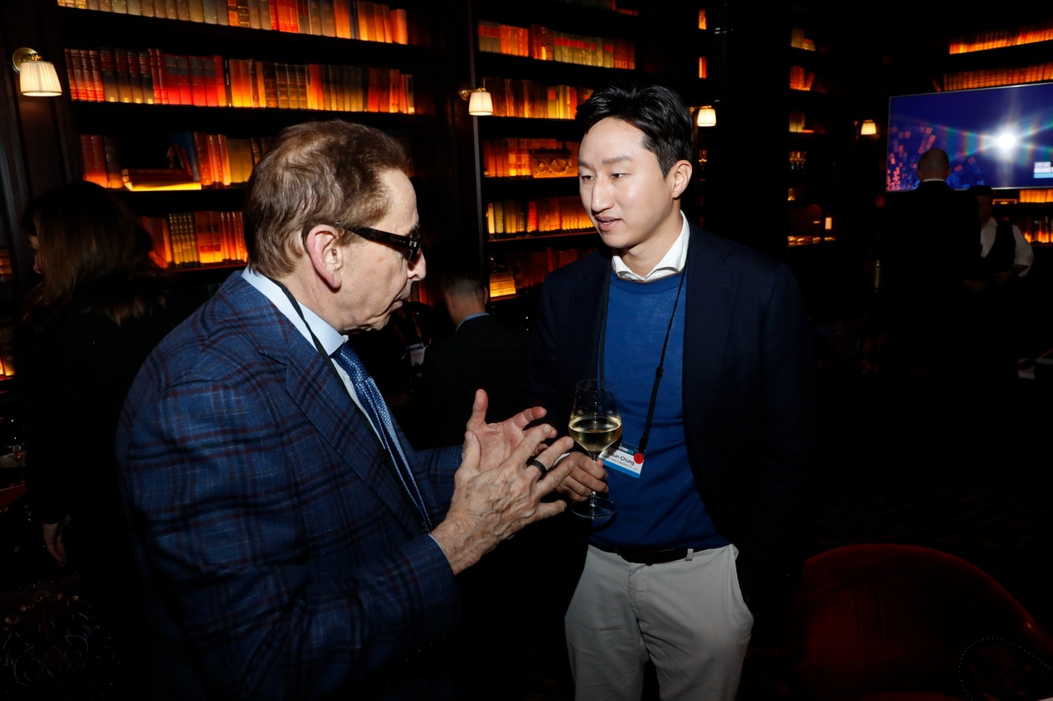 HD현대 정기선 사장(우)과 미국의 기상예보 서비스 기업 아큐웨더 조엘 마이어스 창업자&CEO(좌)가 포춘 브레인스톰 테크 디너에서 대화를 나누고 있다.(사진=HD현대)