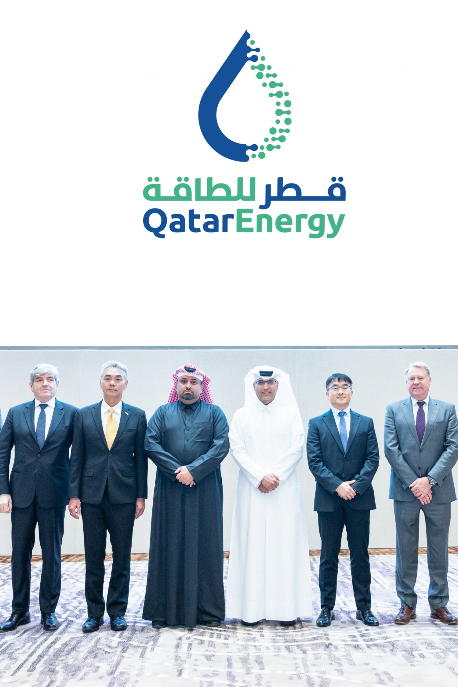 계약식 참석자들이 기념촬영을 하고 있다. 삼성엔지니어링 남궁 홍 사장(오른쪽 두번째), 카타르에너지 알 아무디(Ahmad Saeed Al Amoodi) 부사장(오른쪽 세번째), Q-Chem 알 쿠와리(Khalid Sultan Al Kuwari) 사장(왼쪽 세번째), CTCI 마이클 양(Michael Yang) 회장(왼쪽 두번째).(사진=삼성엔지니어링)