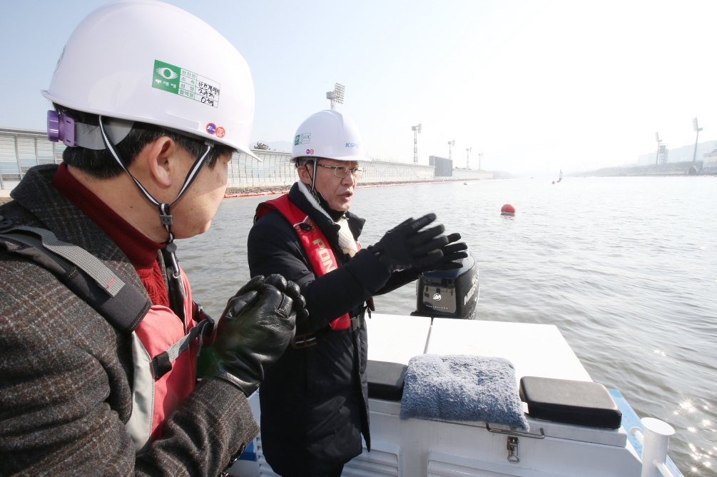 조현재 이사장(우측)이 경정 구조정에 직접 탑승해 경주수면 상태를 가까이에서 확인하고 있다. (사진=국민체육진흥공단)