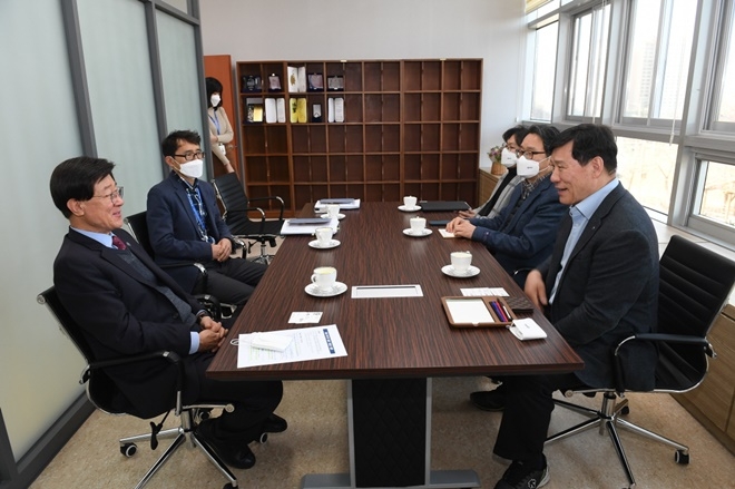정종복 기장군수(왼쪽)가 군수실에서 KBO 허구연 총재(오른쪽) 만나 양 기관 협업사업을 논의하고 있다.(사진제공=부산 기장군)