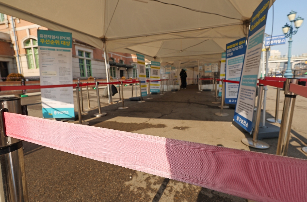 12일 오후 1시경 서울역 광장에 마련된 코로나19 임시선별검사소 전경. 사진=연합뉴스