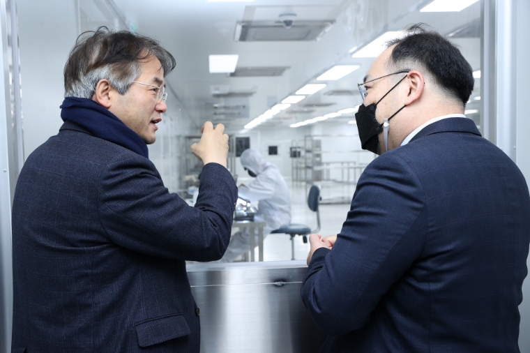 이동환 고양특례시장(좌), 오스템카디오텍 황완기 경영지원총괄본부장(우). 사진=오스템카디오텍