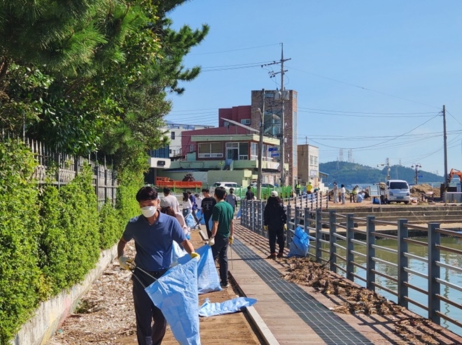 지난해 추석 맞이 직원과 봉사단체가 환경정비에 나서고 있다.(사진제공=부산 기장군)