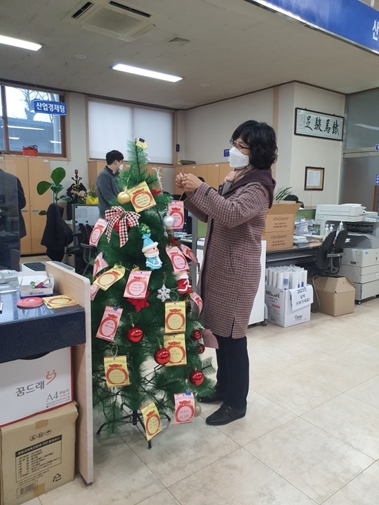 부산 기장군 철마면 행정복지센터에서 주민이 소망나무에 소망카드를 걸고 있다.(사진제공=부산 기장군)