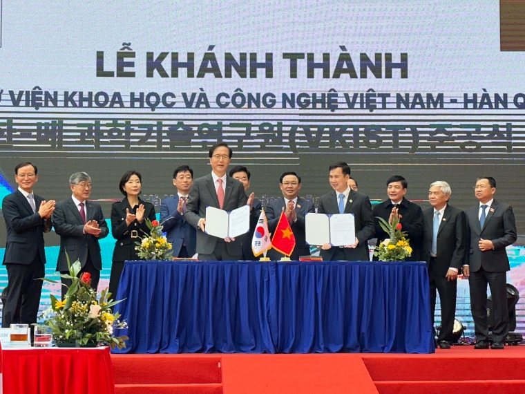 17일(현지시각) 베트남 하노이 호아락 하이테크 파크에서 개최된 '한국-베트남 과학기술연구원(VKIST) 준공식'에서 이윤영 코이카 이사와(가운데 왼쪽) 부이 테 듀이(Bui The Duy) VKIST 원장이 이양 합의문에 서명 후 기념사진을 촬영하고 있다. 사진=코이카