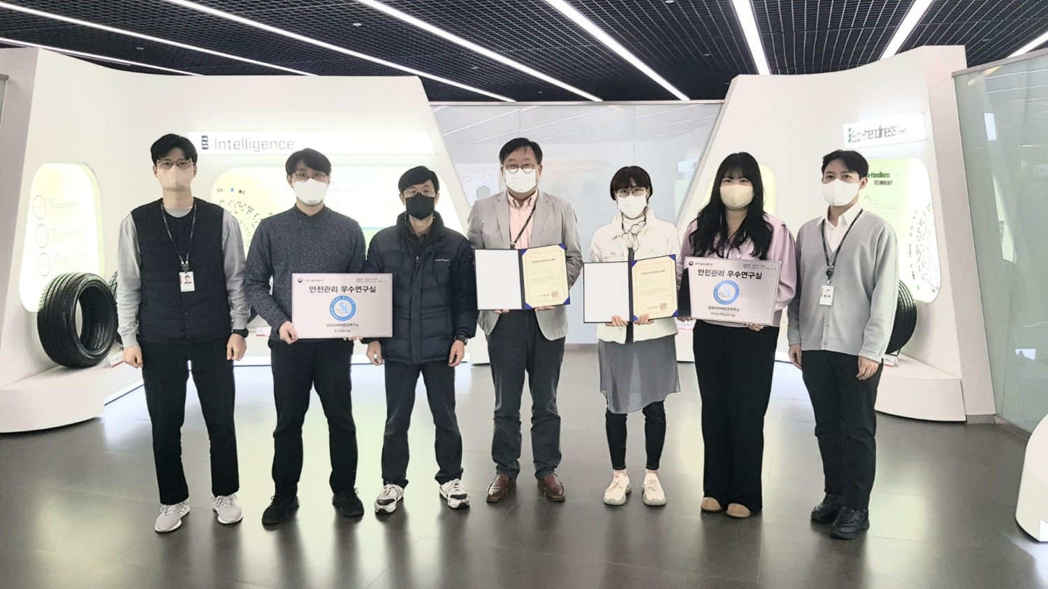 (왼쪽 4번째) 조만식 금호타이어 연구개발본부장이 인증서를 들고 직원들과 포즈를 취하고 있다.(사진=금호타이어)