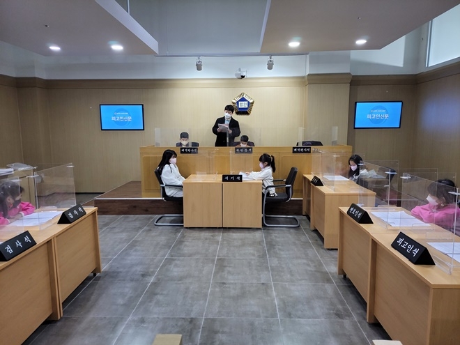 겨울방학을 맞은 지역 내 초등학생들을 대상으로 모의법정프로그램을 진행하고 있다. (사진제공=부산솔로몬로파크)