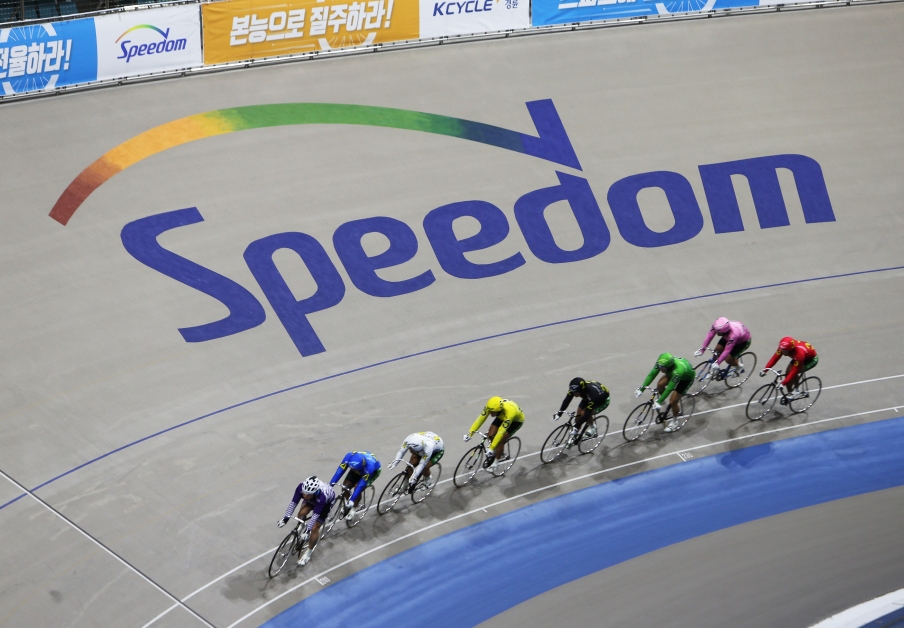 광명스피돔(경륜본장)에서 선수들이 경주를 진행하고 있다. (사진=국민체육진흥공단)