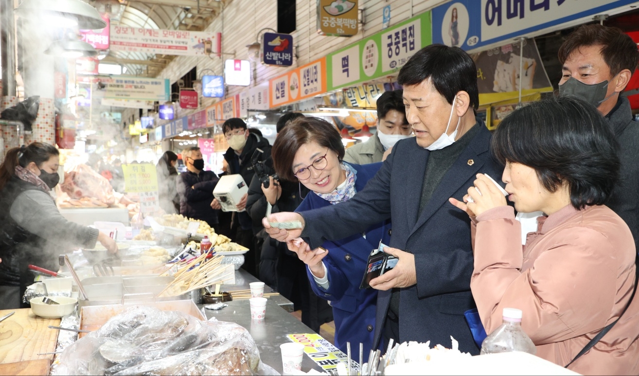 김판수 부의장이 설 명절을 앞두고 전통시장에 방문해 상인들을 응원했다.