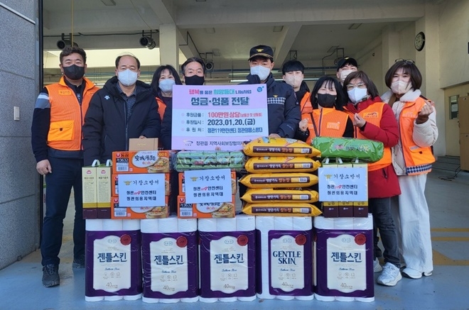 정관119안전센터와 정관의용소방대가 관내 어려운 가구를 위해 성품을 기탁하고 있다.(사진제공=부산 기장군)