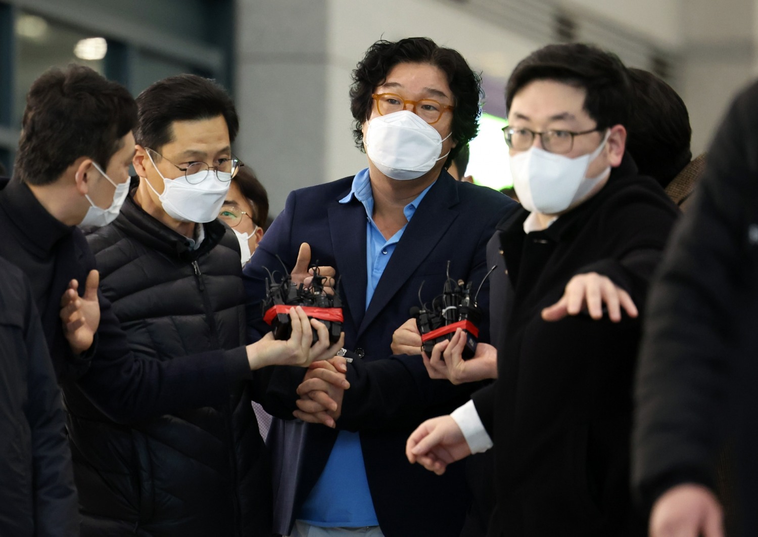 해외 도피 중 태국에서 붙잡힌 김성태 쌍방울 그룹 전 회장이 17일 인천공항을 통해 귀국하고 있다.(사진=연합뉴스)