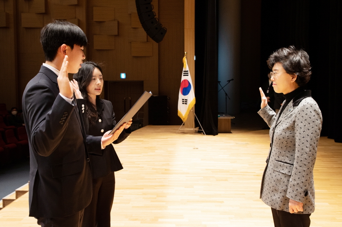 한국가스공사 는 25일, 대구 본사 국제회의장에서 신입직원 임용식을 개최했다.(오른쪽 최연혜 가스공사 사장). (사진=한국가스공사)