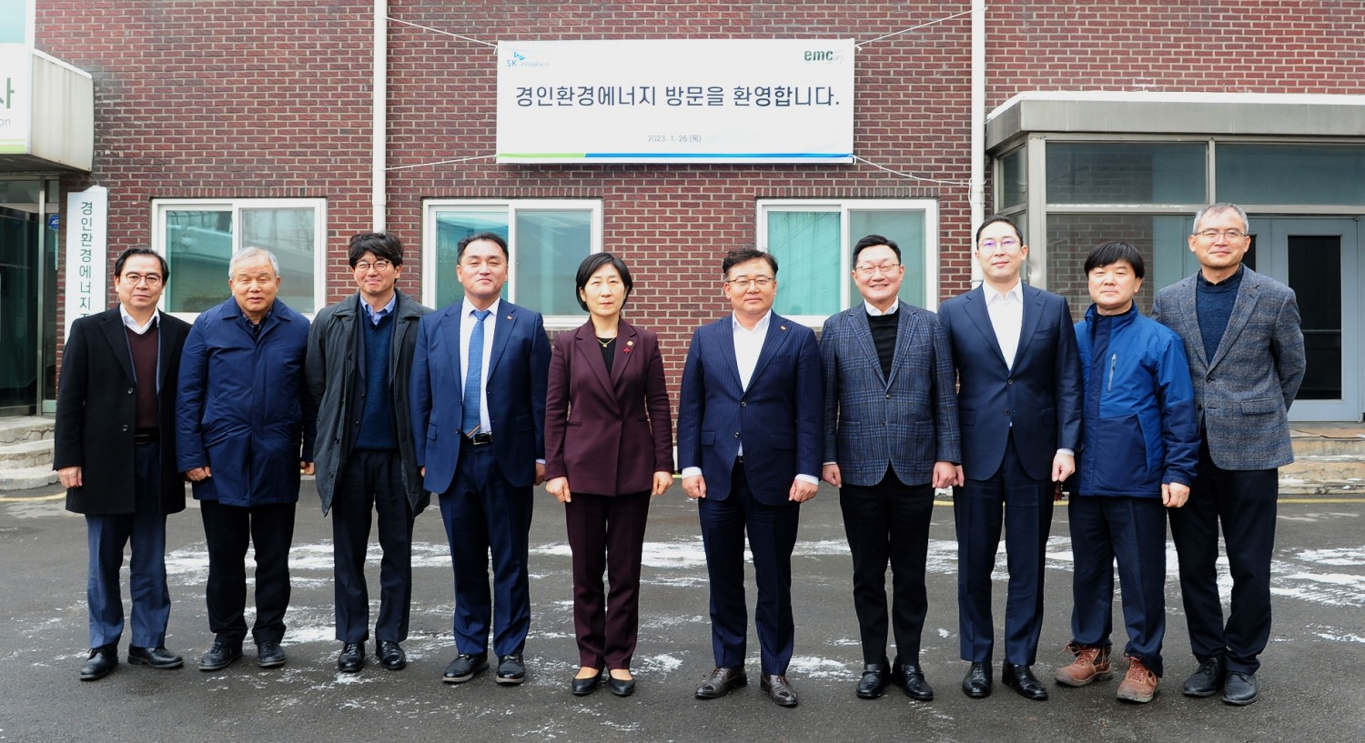 박경일 SK에코플랜트 사장(왼쪽 여섯번째)과 한화진 환경부 장관(왼쪽 다섯번째) 등 관계자들이 기념촬영을 하고 있는 모습.(사진=SK에코플랜트)