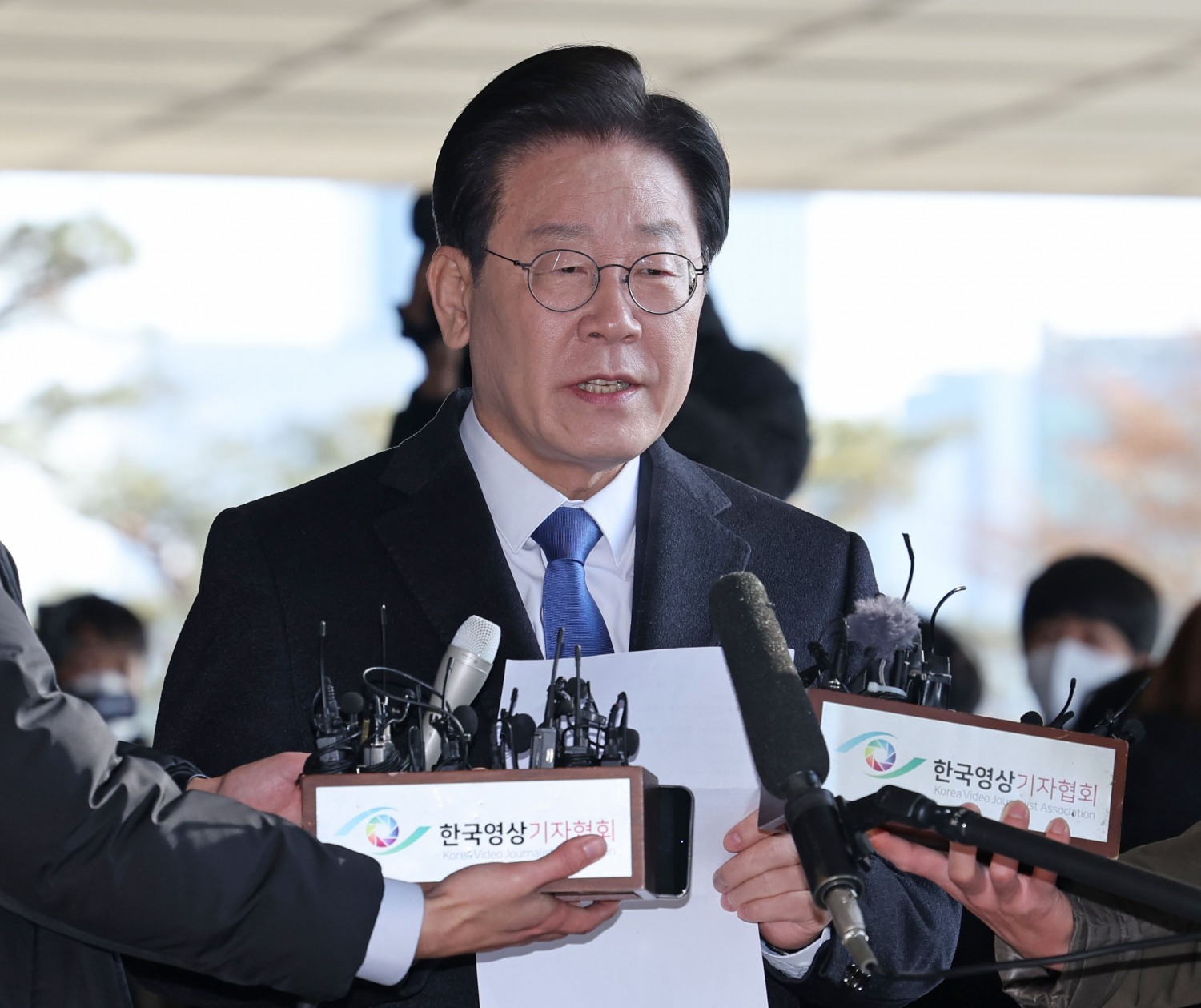 더불어민주당 이재명 대표가 28일 오전 서울 서초구 서울중앙지검에 위례 신도시·대장동 개발사업 비리 의혹과 관련한 검찰 소환 조사를 위해 들어서며 발언하고 있다. 사진=연합뉴스