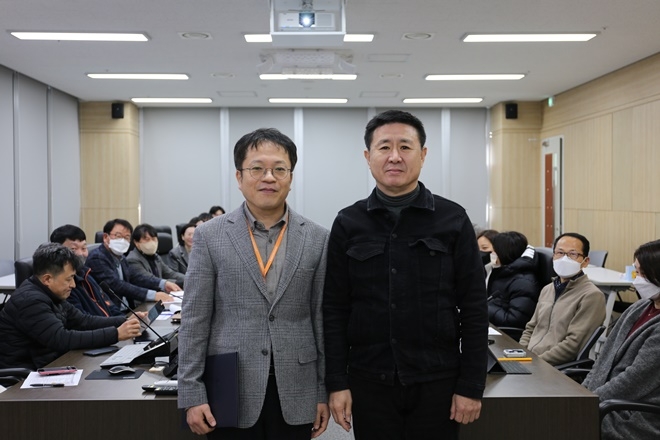 임명장을 수여하고 기념촬영. 영화진흥위원회 권병균 신임 사무국장(왼쪽), 박기용 위원장(오른쪽).(사진제공=코픽)