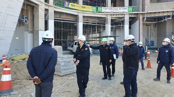 김종창 의령소방서장이 31일 직접 현장 행정지도 및 현장 컨설팅을 하고 있다. (사진제공=의령소방서)