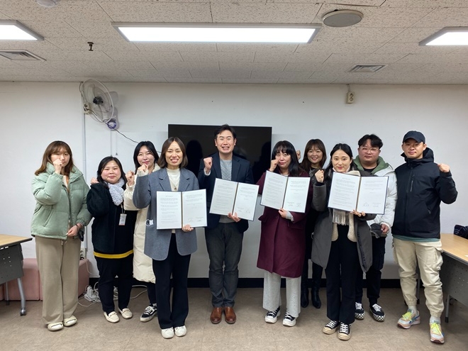 부산장애인종합복지관 이승희 관장(가운데)과 지앤지하우스 김선주 대표(오른쪽에서 다섯 번째), 올토크 박소영 대표(오른쪽에서 세 번째), 초코뮤직 김민찬 대표(오른쪽에서 두 번째) 등이 협약식을 진행하고 기념촬영을 하고 있다.(사진제공=부산장애인종합복지관)