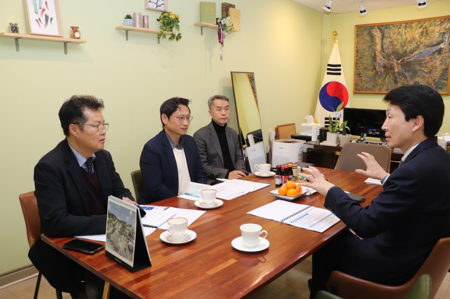 오후석 행정2부지사가 김민철 국회의원을 만나 경기북부특별자치도 설치 의견을 청취하고 있다.