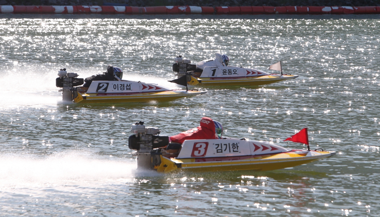 미사리경정장에서 선수들이 수면 위를 빠른 속도로 질주하고 있다. (사진=국민체육진흥공단)