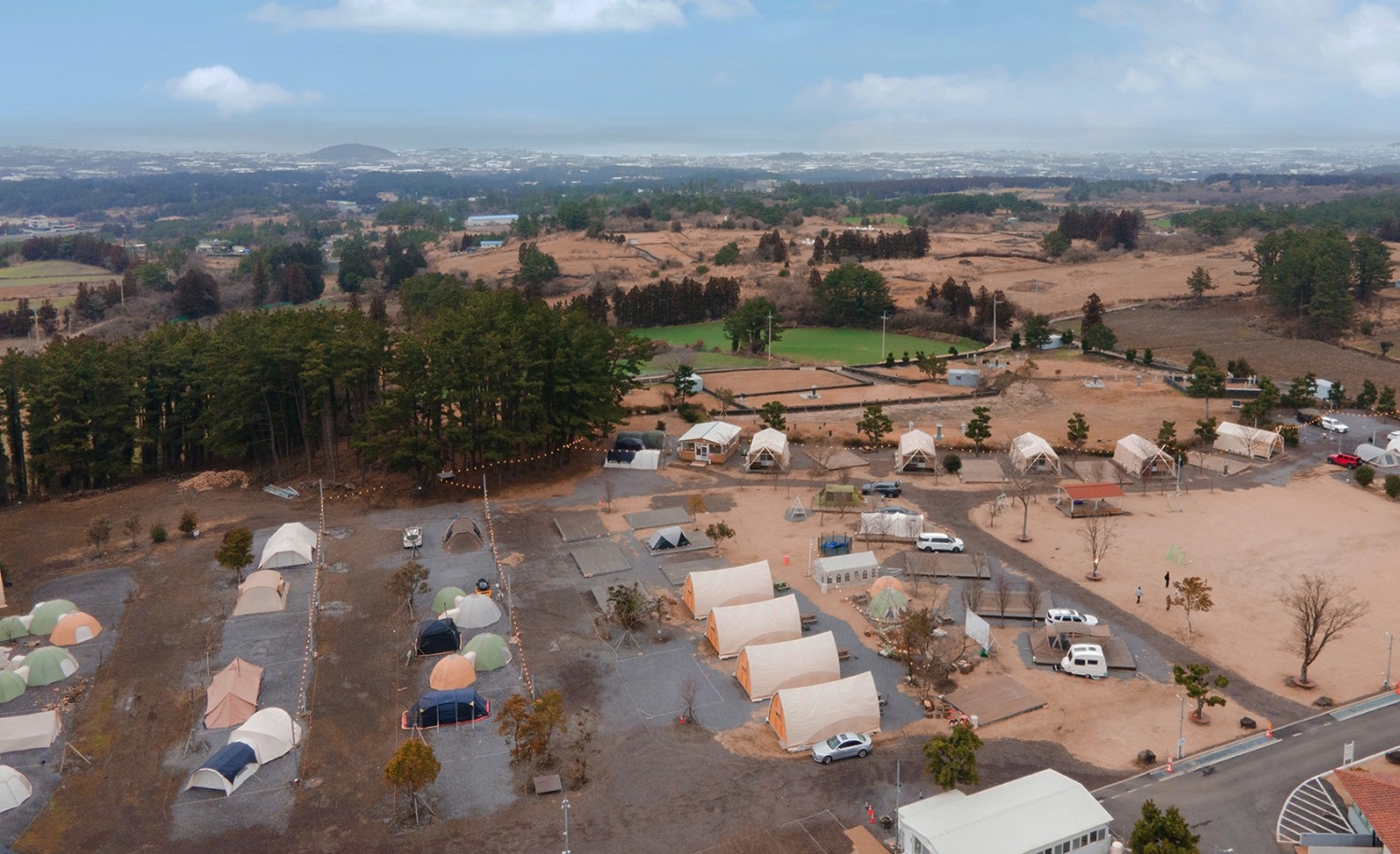 SK렌터카 전기차 차박으로 이용 가능한 제주 녹고뫼 캠핑장 모습.(사진=SK렌터카)
