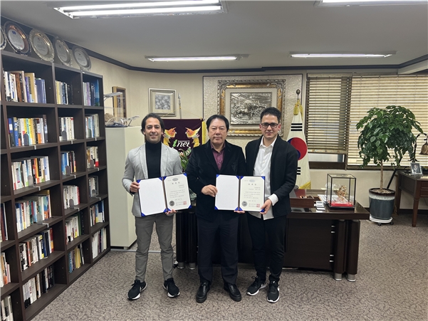 박준희 회장(가운데)이 ROSEWATER홀딩스 Koby lsik 대표(오른쪽), Ellie lsik(왼쪽)에게 K-트롯홍보위원으로 위촉하고 기념촬영.(사진제공=아이넷방송)