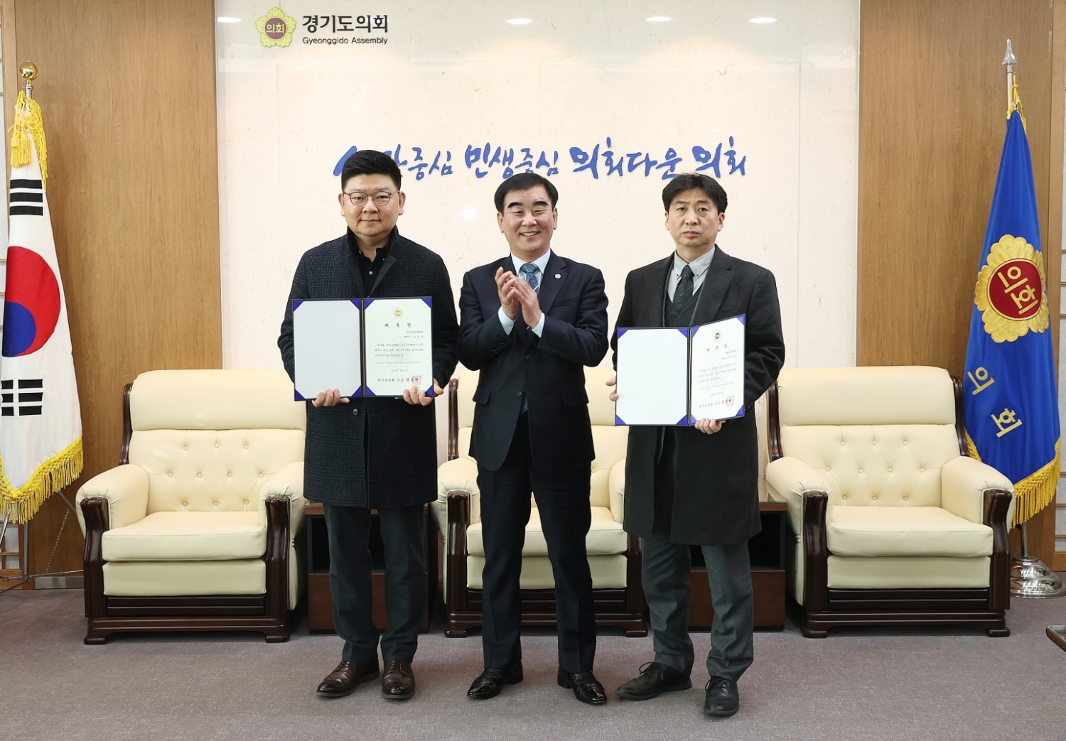 위촉식 후 기념촬영을 하고있다.