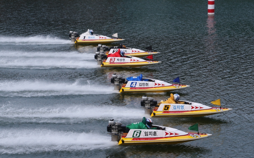미사리경정장에서 선수들이 플라잉스타트로 경주를 힘차게 시작하고 있다. (사진=국민체육진흥공단)