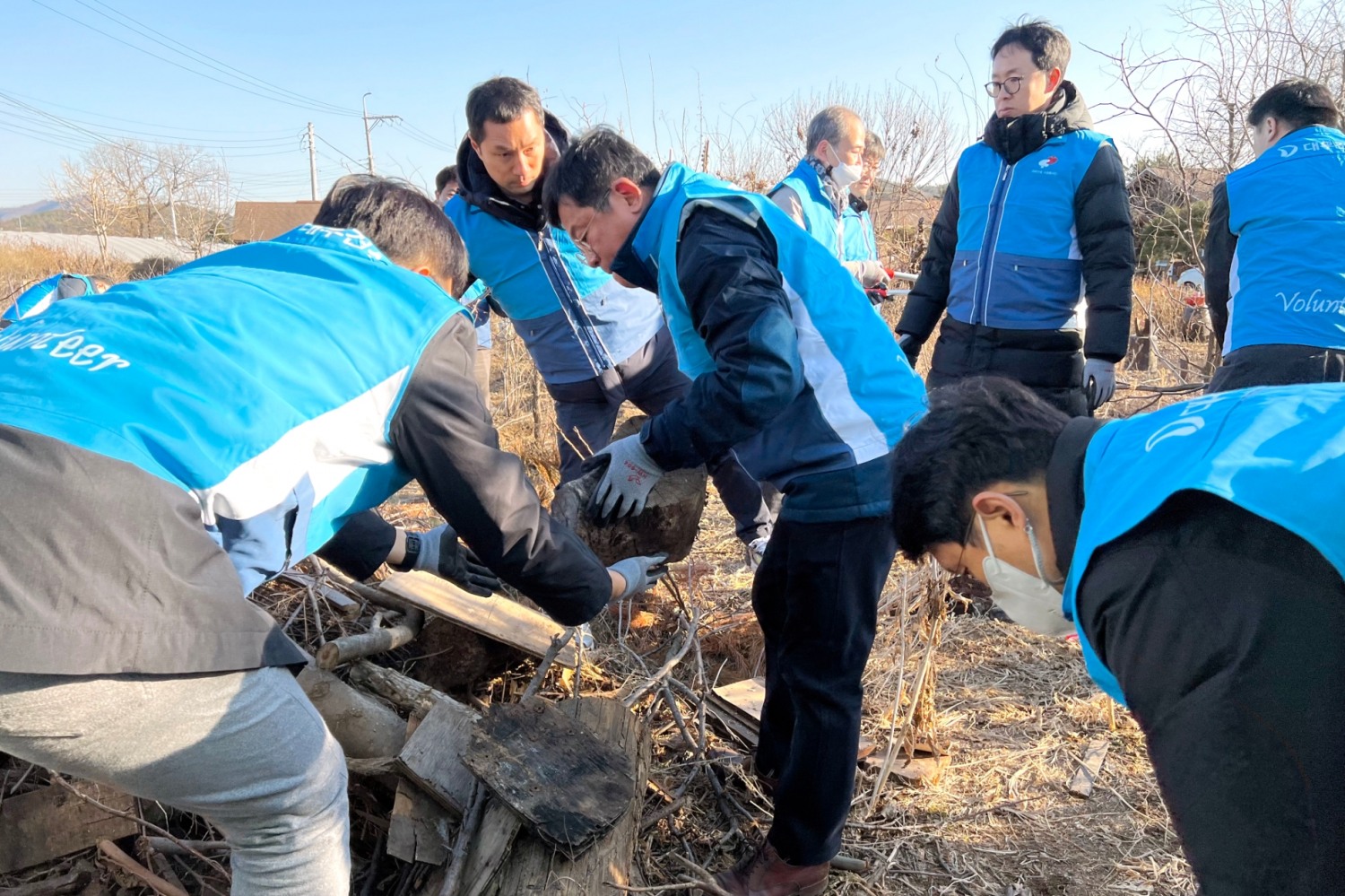 대우건설 토목사업본부 임직원들이 ‘새롬의 집’ 난방을 위하여 봉사활동을 진행하고 있다.(사진=대우건설)