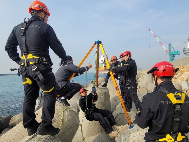 테트라포드 해상추락자 구조훈련 모습.(사진제공=울산해양경찰서)