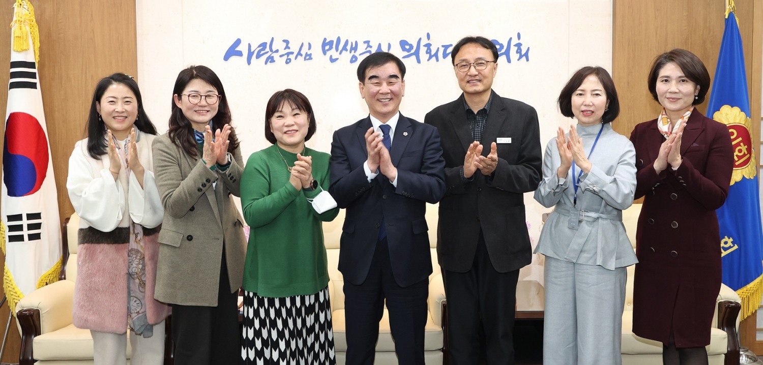 염종현 의장이 ㈔한국숲유치원협회 경기지회 관계자와 만나 면담을 진행했다.