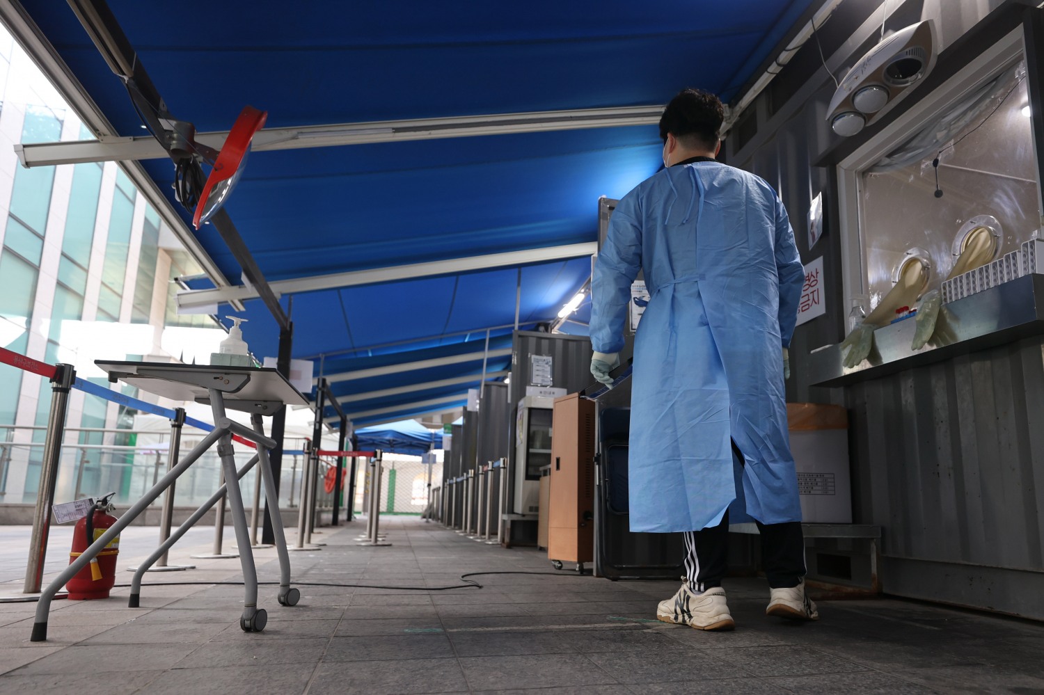 3일 한산한 모습의 서울 용산구보건소 선별검사소에서 의료진이 대기하고 있다. 사진=연합뉴스