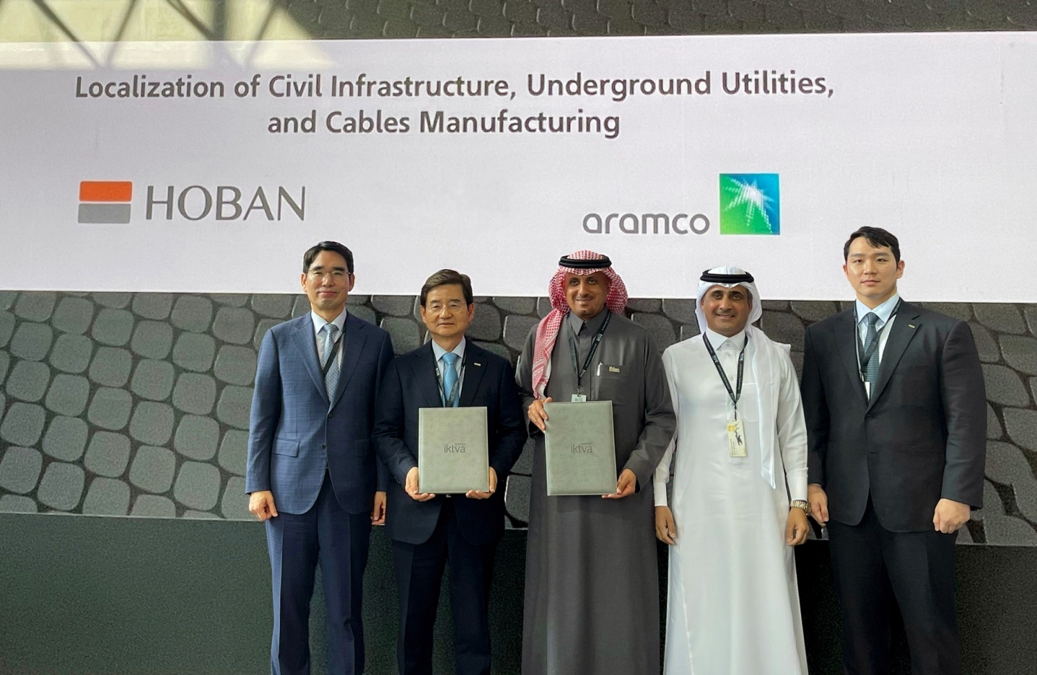 (왼쪽부터) 나형균 대한전선 사장, 김선규 호반그룹 회장, 살렘 알 후레이쉬(Salem A. Al-Huraish) 아람코 조달 총괄 부사장, 무티브 알 하비(Mutib A. Al-Harbi) 아람코 코리아 대표, 김민성 호반산업 전무.(사진=호반그룹)