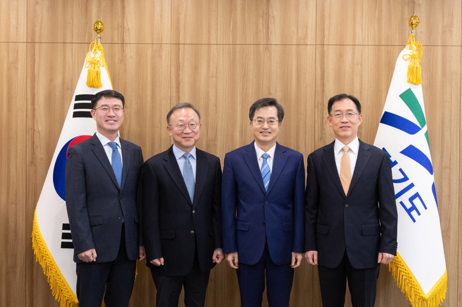경기국제공항추진단장 등 임용장 수여식 후 기념촬영을 하고있다.