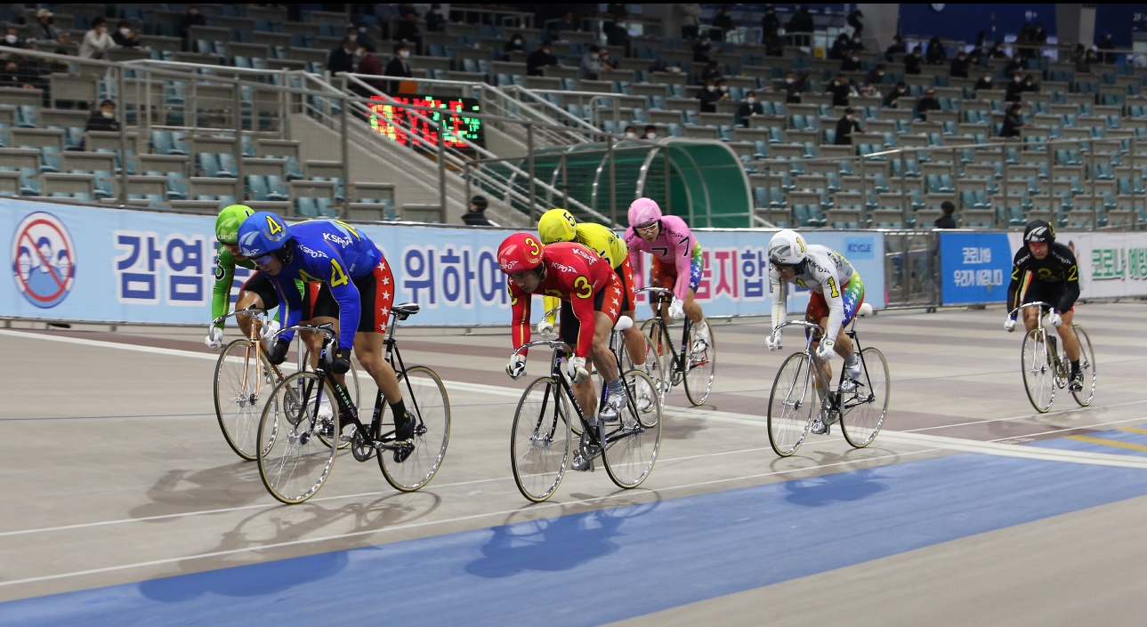 지난해 스포츠서울배 대상경륜 결승전에 출전한 선수들이 경주를 펼치고 있다. (사진=국민체육진흥공단)