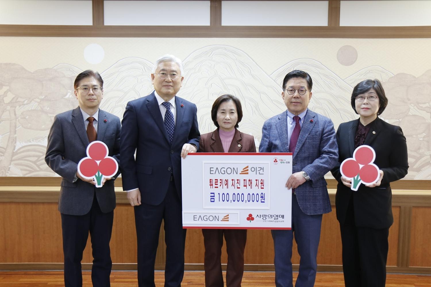 (왼쪽부터) 김재원 이건홀딩스 전무, 안기명 이건(EAGON) 부회장, 이행숙 인천시 문화복지정무부시장, 조상범 인천사회복지공동모금회 회장, 김명숙 인천시 보건복지국 복지서비스과장.(사진=이건)