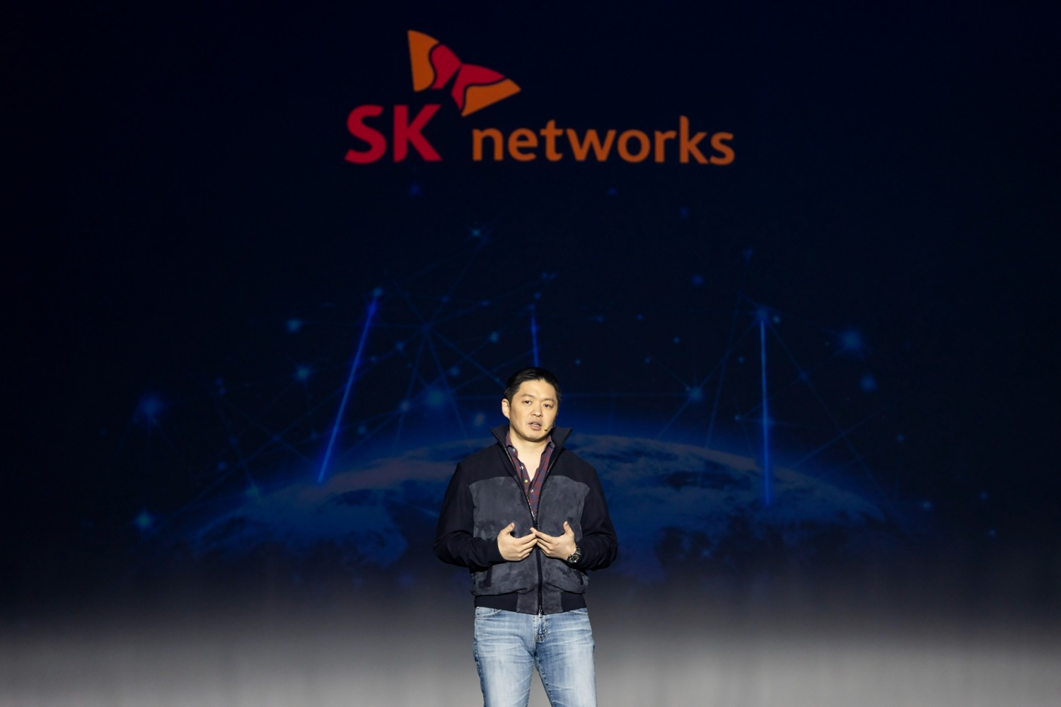 최성환 SK네트웍스 사업총괄 사장이 글로벌 AGM 현장에서 환영사를 하고 있다.(사진=SK네트웍스)