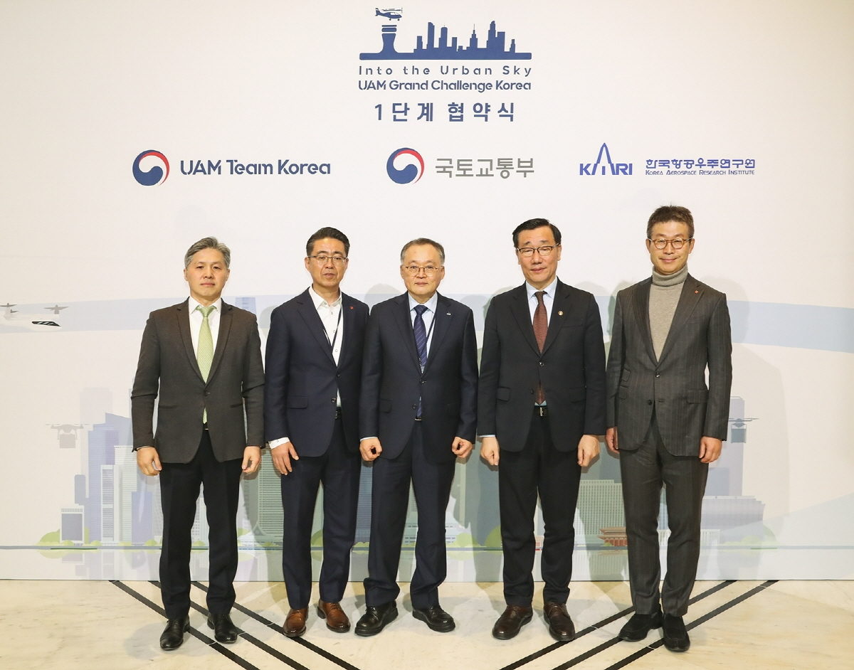 22일 그랜드 하얏트 호텔에서 한국형 도심항공교통 그랜드챌린지 1단계 실증사업을 위한 협약식이 진행됐다. 롯데렌탈 최진환 대표이사(맨 오른쪽).(사진=롯데렌탈)