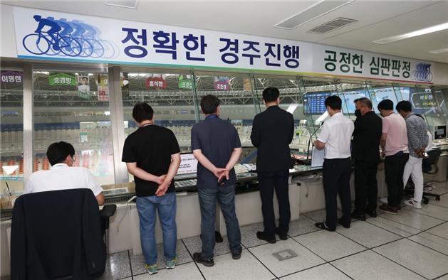지난해 선정된 일일명예심판들이 심판실에서 경주운영 상황을 참관하고 있다. (사진=국민체육진흥공단)