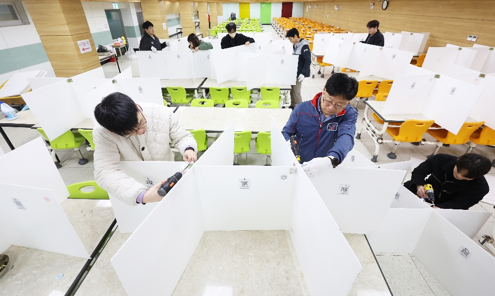 27일 경기도 수원시 팔달구 삼일공업고등학교에서 교직원들이 급식실 칸막이를 치우고 있다. 사진=연합뉴스