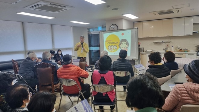 기장군보건소에서 관내 주민들을 대상으로 생명지킴이 양성교육을 시행하고 있다.(사진제공=부산 기장군)