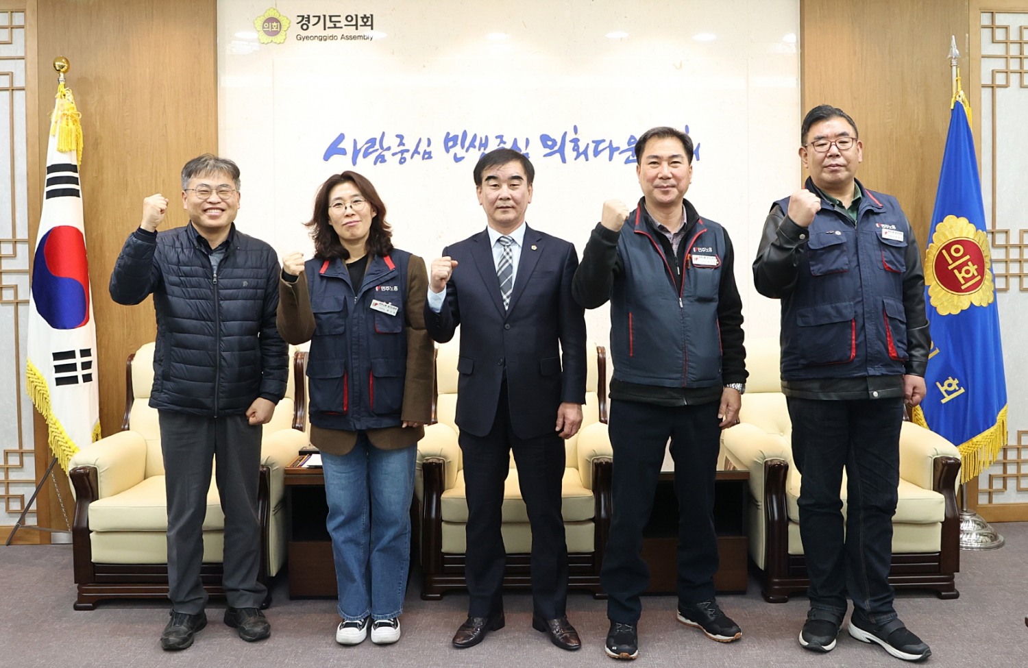 정담회 참석인사들이 기념촬영을 하고있다.