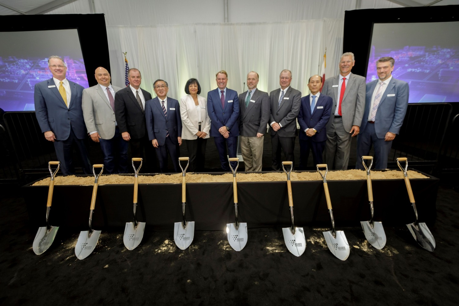 7일(현지시간) 미국 텍사스주 오렌지 카운티에서 열린 ‘골든 트라이앵글 폴리머스 프로젝트(Golden Triangle Polymers Project)’ 기공식에서 발주처 인사 등과 함께 유재호 DL이앤씨 플랜트사업본부장(오른쪽 세 번째)이 기념촬영을 하고 있다.(사진=DL이앤씨)