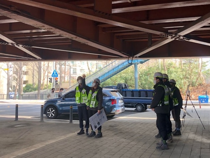 김일환 국토안전관리원 원장(왼쪽에서 첫 번째)이 동호대교 하부를 살펴보고 있다. (사진=국토안전관리원)