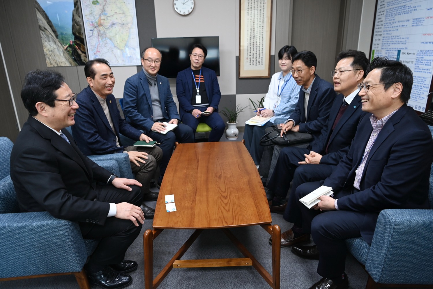 김한정 의원과 면담을 진행하고 있는 모습
