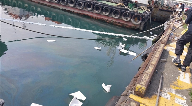 방제작업 모습.(사진제공=부산해양경찰서)