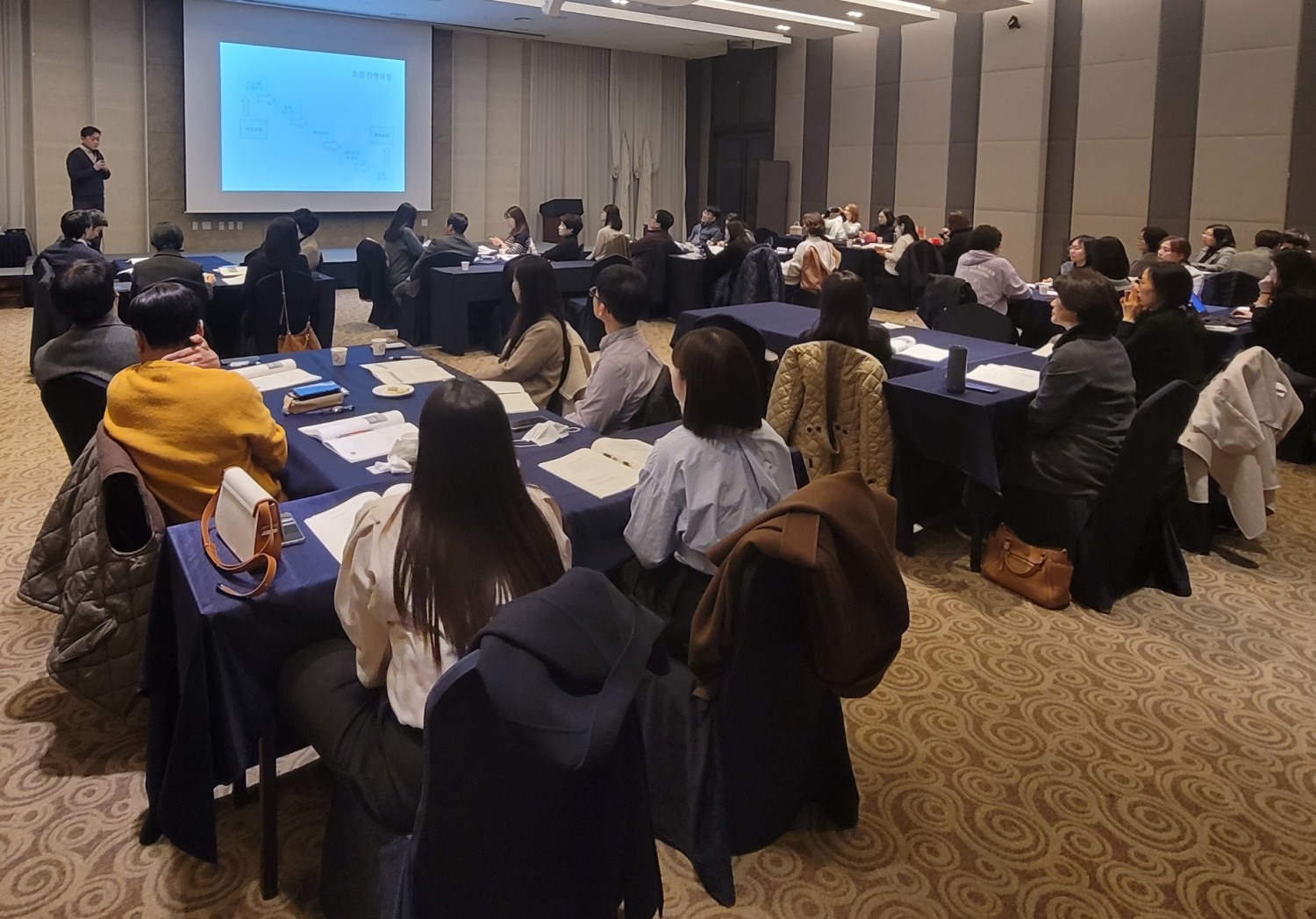 화해중재단 역량강화 워크숍을 진행하고 있는 모습